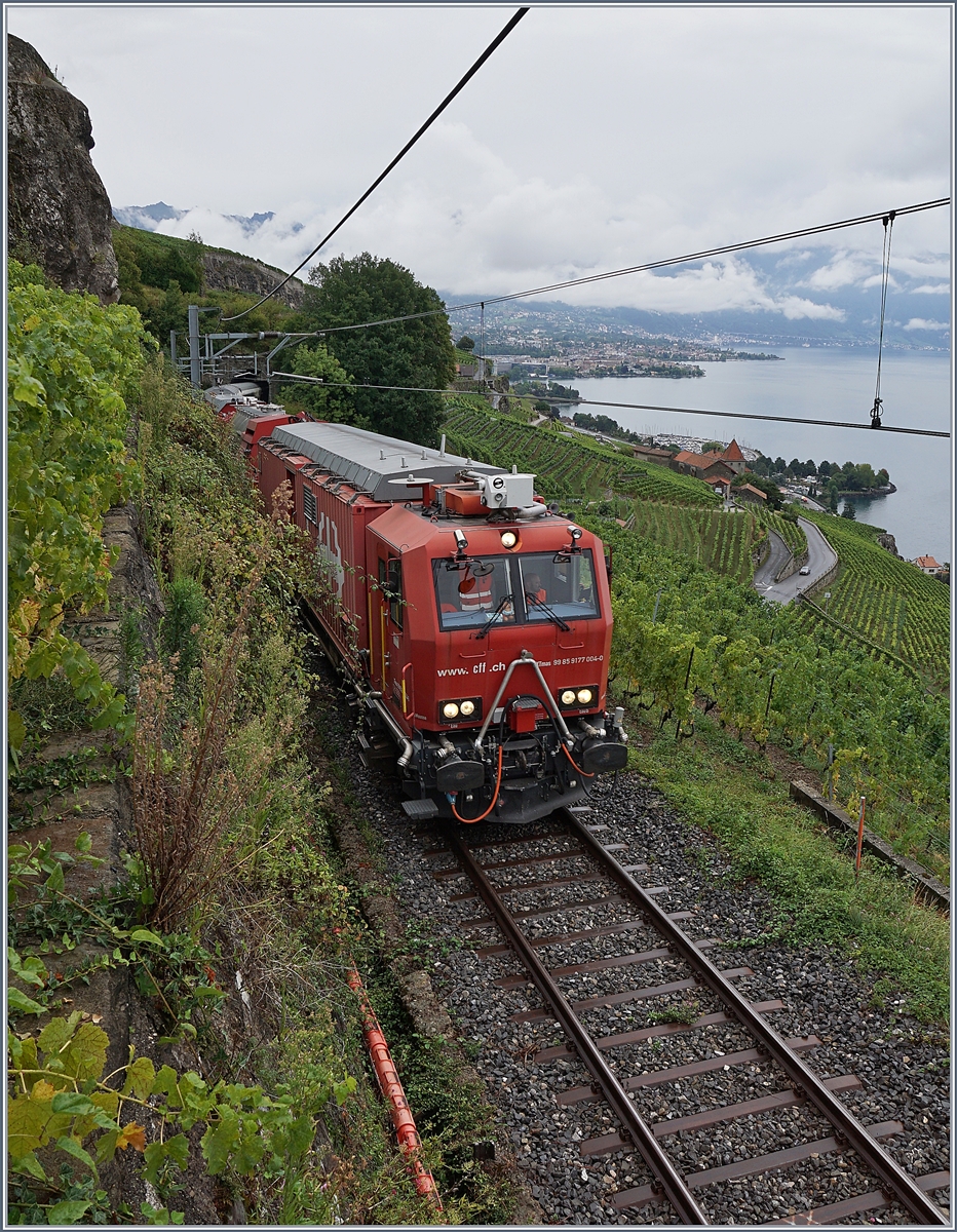 Impressionen vom nicht so gelungenen ersten  Umleitungswochenende  über die  Train des Vignes  Strecke infolge baubedingter Streckensperrung Vevey- Lausanne: Der Hilfszug XTmas 99 85 9177 004-0 schleppt den liegengeblieben und zwischenzeitlich nach Vevey zurück gefahrenen IR ab. 

Oberhalb von St-Saphorin, den 29. August 2020