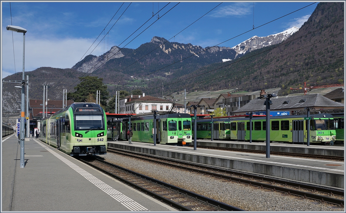 In Aigle warte TPC Züge auf die Abfahrt: Der Beh 2/6 542 in Richtung Monthey, der ASD BDe 4/4 402 mit Bt in Richtung Les Diablerets und ein AL Zug nach Leysin, von welchem hier nur die Steuerwagen zu sehen sind. 

12. April 2018