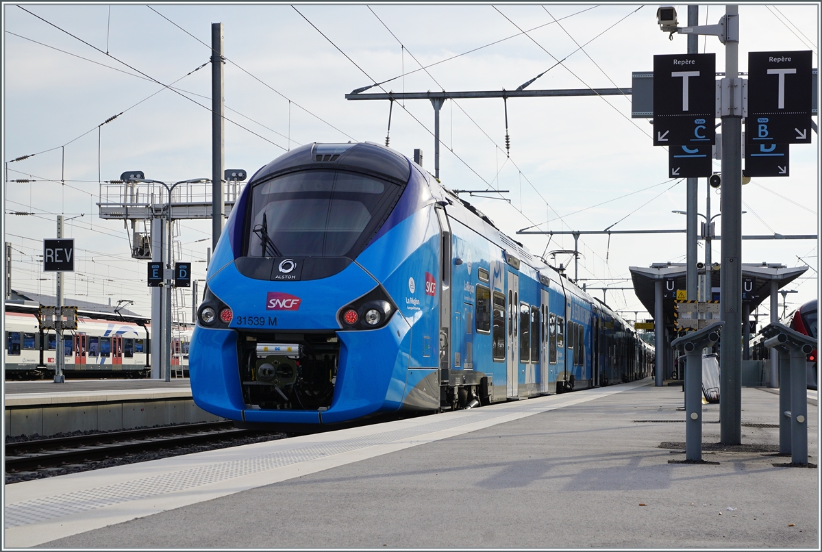 In Annemasse warten der SNCF Coradia Polyvalent régional tricourant Z 31 539 nach Evian als Léman Express auf die Abfahrt.

28. Juni 2021