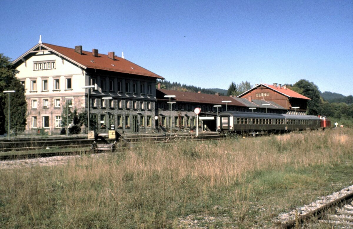 In Bayerisch Eisenstein ist ein Nahverkehrszug eingefahren, im Oktober 1989. Die 211 021-1 setzt f�r die R�ckfahrt an den beiden Silberlingen um.