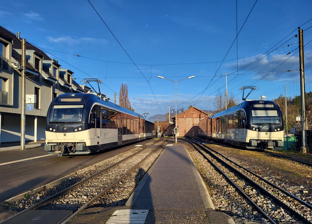 In Blonay auf Gleis 1 steht der CEV MVR ABeh 2/6 7507 und wartet auf die Abfahrt nach Vevey.
Der aus Gleis 4 abgestellte CEV MVR ABeh 2/6 7501 wird wohl erst wieder nach dem Wochende zum Einsatz kommen.

20 Dez. 2025