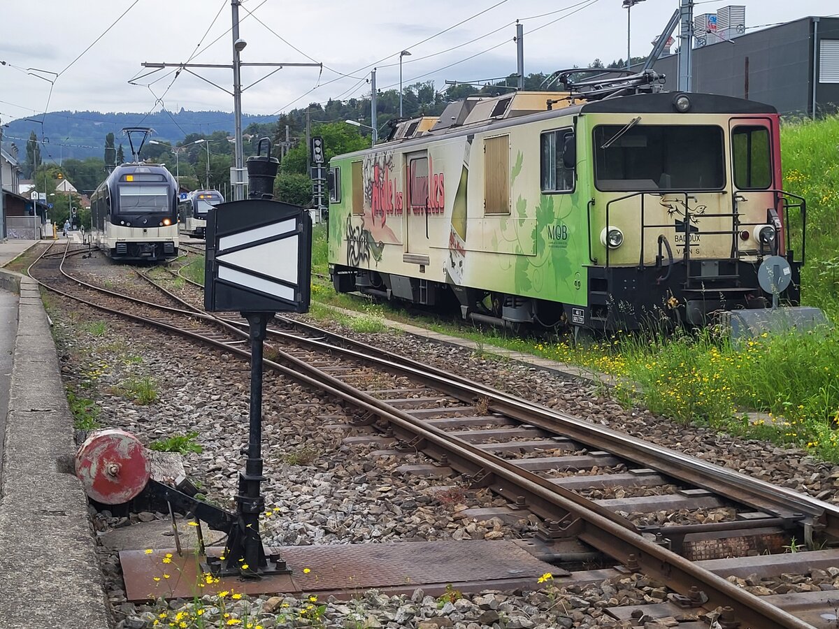 In Blonay ist die MOB GDe 4/4 6005 (ex GFM/TPF) abgestetllt, sie wird wohl für die Bauarbeiten in der nächsten Woche benötigt. Im Hintergrund wartet in CEV MVR ABeh 2/6 aufdie Abfahrt nach Vevey.

10. Juli 2024 