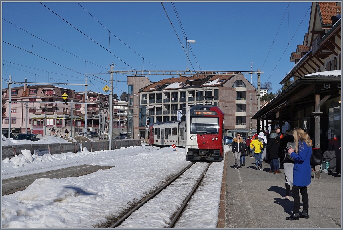 In Châtel St Denis erreicht ein TPF SURF den Bahnsteig 1; in Bälde wird ist die Strecke nach Palézieux schon baustellenbedingt stillgelegt werden und auch der Bahnhof selbst wird in Kürze  versetzt , bzw etwas außerhalb des Ortes entsteht eine neuer Durchgangsbahnhof. 

15. Feb. 2019