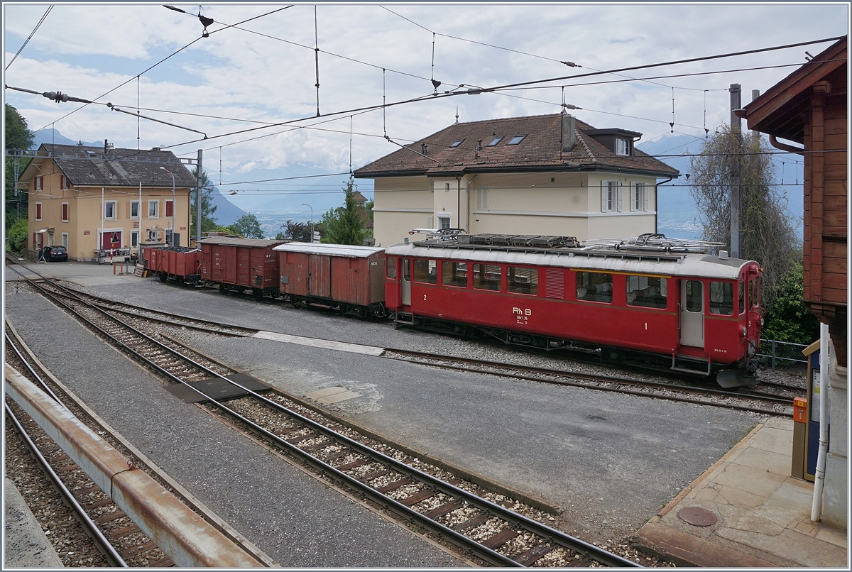 In Chamby ist der Blonay-Chamby RhB ABe 4/4 35 und die Güterwagen MOB X 21, CEV GK 37 und der GFM L 702 abgestellt. 

13. Juni 2020