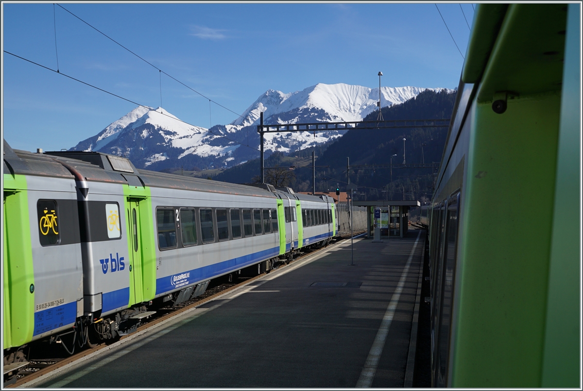 In Därstetten kreuzen sich jede zweite Stunde die RE Zweisimmen - Interlaken, und vermitteln dadurch eine (kleinen) Bahnhof voller EW III-Wagen...

12. Feb. 2021