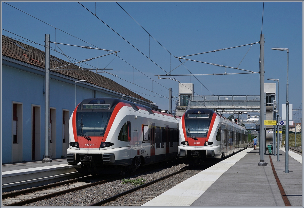 In Delle stehen links der RABe 522 211 als RE 18174 zur Weiterfahrt nach Meroux TGV bereit und rechts im Bild der als RE 4122 von Porrentruy in Delle eingetroffene RABe 522 207 der als RE 4121 nach Porrentruy zurückfahren wird. 

23. Juli 2019 