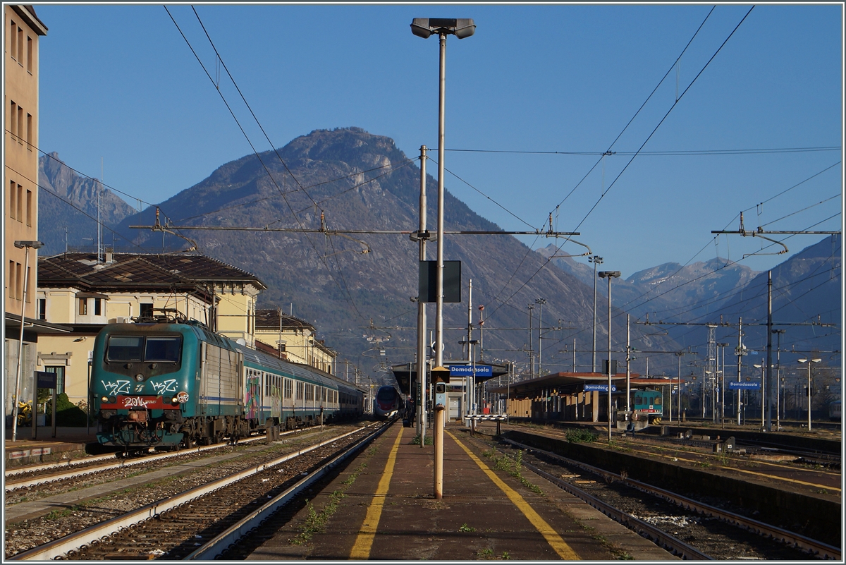 In Domodossola wartet die FS E 646 335 (UIC 91 83 2464 335-5) auf die Abfahrt nach Milano.
31.10.2014