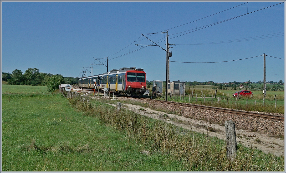In Frankreich, zwischen La Rivière-Drugeon und Ste-Colombe ist dieser SBB NPZ als RE 18123 auf der Fahrt Richtung Schweiz.

21. Augst 2019