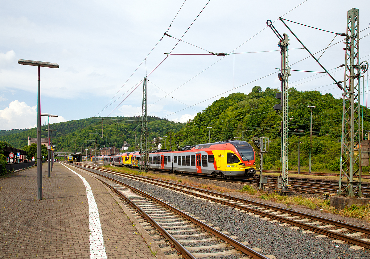 
In Herborn war vom 20.Mai bis 29. Mai 2016 der 56. Hessentag, so wurde auf der Dillstrecke Sonderverkehr gefahren. 

Zwei gekoppelte FLIRT der HLB (der dreiteilige 427 543 / 043 und der fünfteilige 429 048 / 548) fahren als RE 99  Siegen - Gießen  (Umlauf HLB24961), vom Bahnhof Dillenburg weiter in Richtung Gießen.