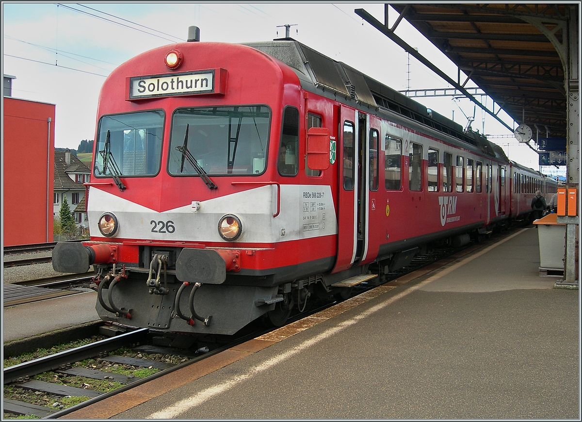 In Konolfingen wartet der RM (ex EBT SMV VHB) RBDe 566 226-7 auf die Weiterfahrt nach Solothurn. 22. Nov. 2006