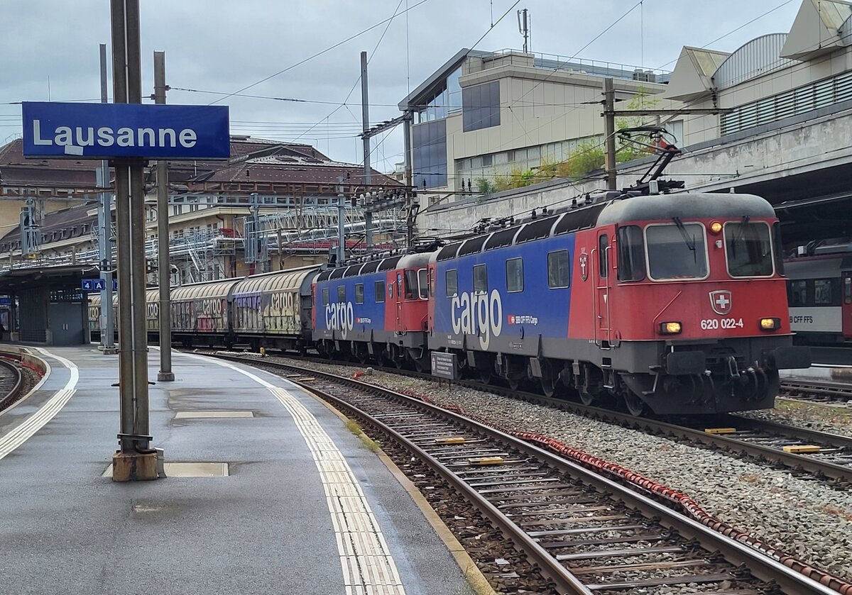 In Lausanne wartet ein Güterzug , der mit ZWEI SBB Re 6/6 bespannt ist, auf die Weiterfahrt in Richtung Brig; an der Spitze die SBB Re 6/6 11622 (Re 620 022-4)  Suhr  eingereiht, als zweite Lok ist die Re 6/6 11634 (Re 620 034-9)  Aarburg-Oftringen  am Zug. 

22. Mai 2025