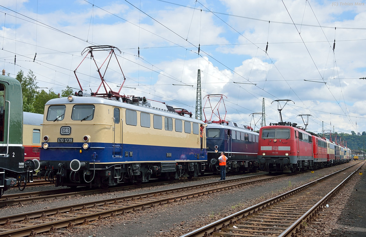 In der Lokaufstellung zur Lokparade beim Sommerfest in Koblenz am 18.06.2016 standen E10 1239 (Lokomoitvclub 103), E10 228 (IG Einheitslok) und 111 111. Ich geh�rte zur Lokbesatzung der 141 228 beim Sommerfest, daher konnte ich mit Warnweste dort fotografieren.