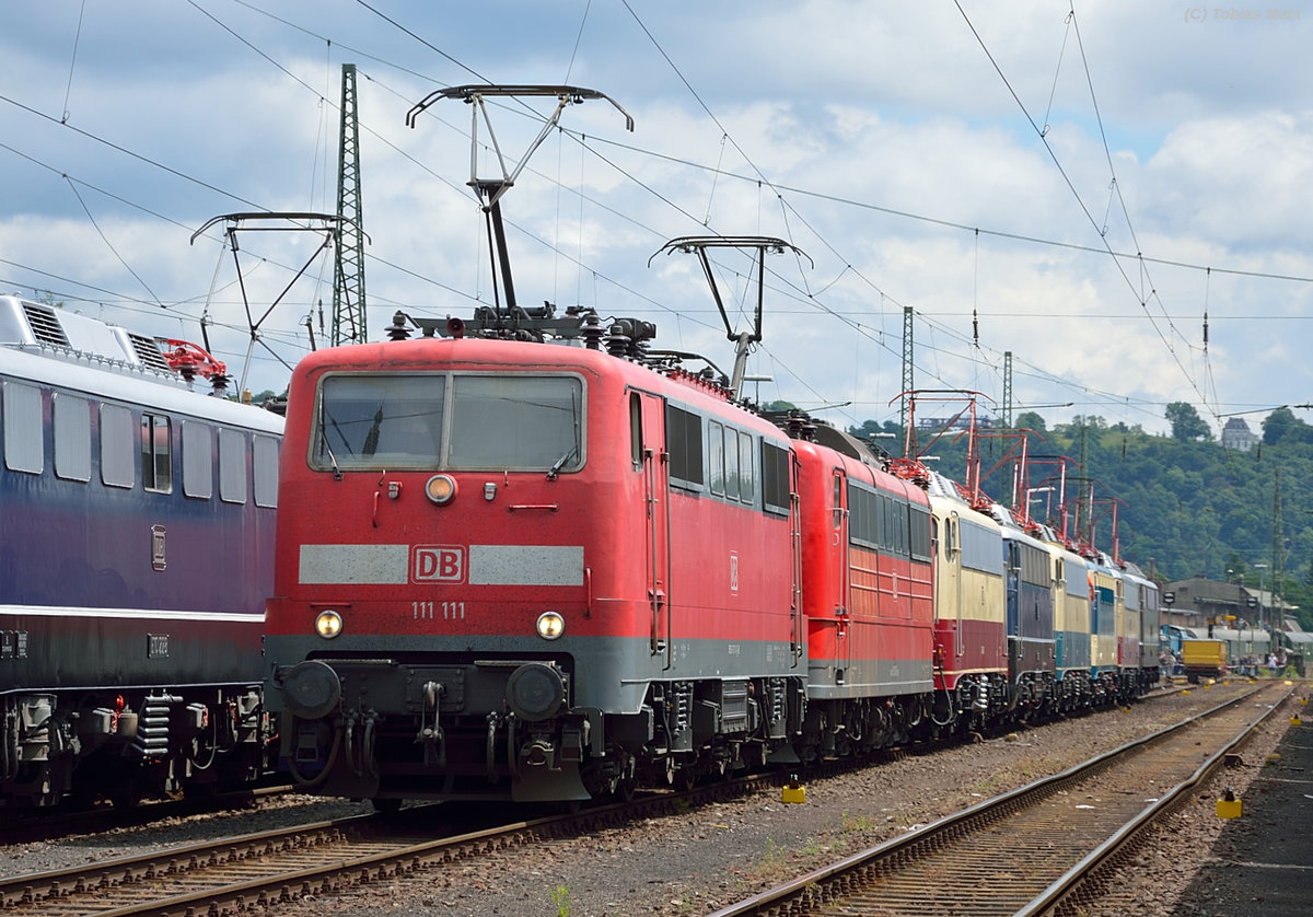 In der Lokaufstellung zur Lokparade beim Sommerfest in Koblenz am 18.06.2016 stand 111 111 und einige mehr. Ich geh�rte zur Lokbesatzung der 141 228 beim Sommerfest, daher konnte ich mit Warnweste dort fotografieren.

