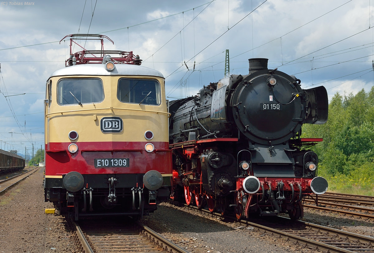 In der Lokaufstellung zur Lokparade beim Sommerfest in Koblenz am 18.06.2016 standen 01 150 und E10 1309 nebeneinander. Ich gehörte zur Lokbesatzung der 141 228 beim Sommerfest, daher konnte ich mit Warnweste dort fotografieren.