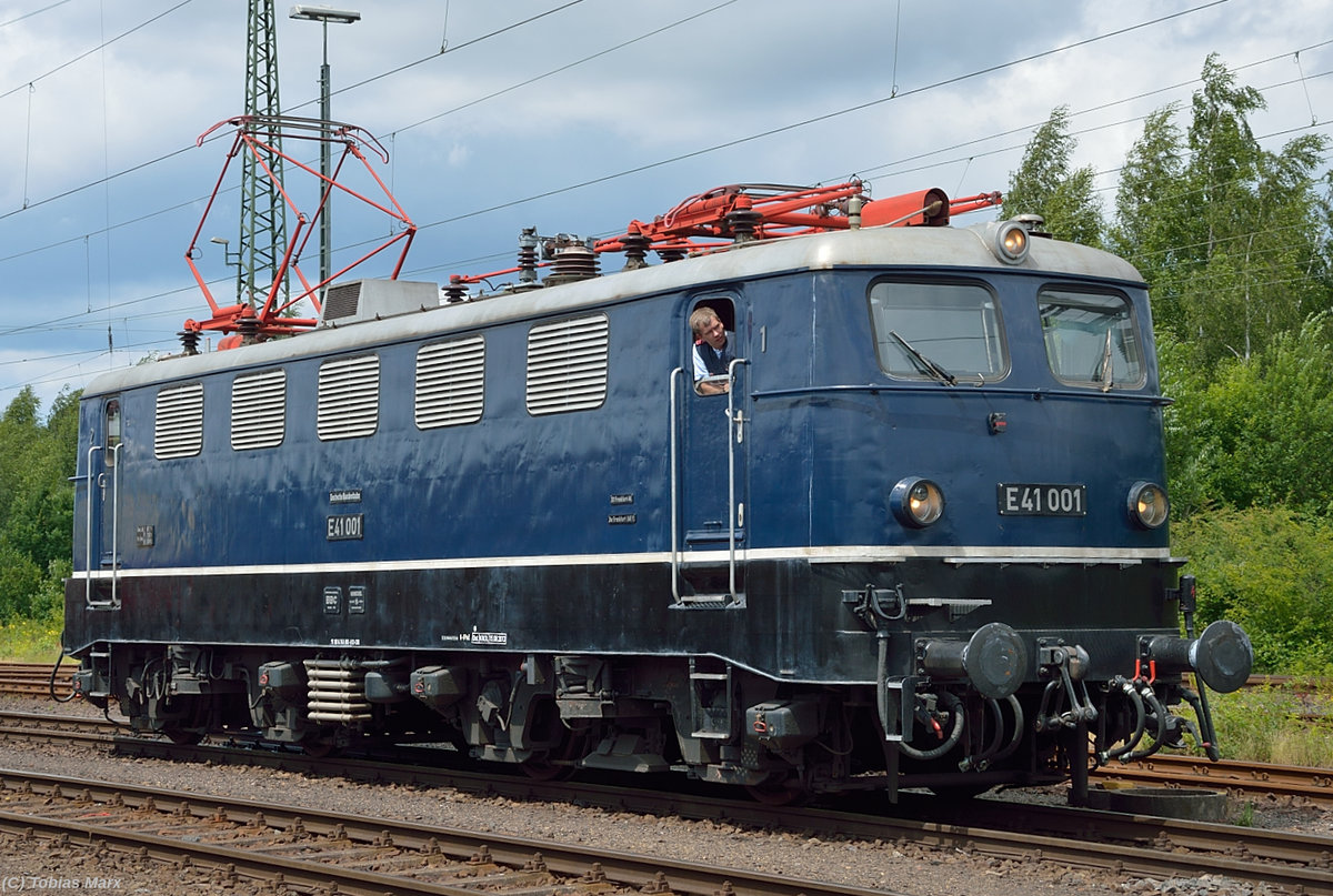 In der Lokaufstellung zur Lokparade beim Sommerfest in Koblenz am 18.06.2016 stand E41 001. Ich gehörte zur Lokbesatzung der 141 228 beim Sommerfest, daher konnte ich mit Warnweste dort fotografieren.