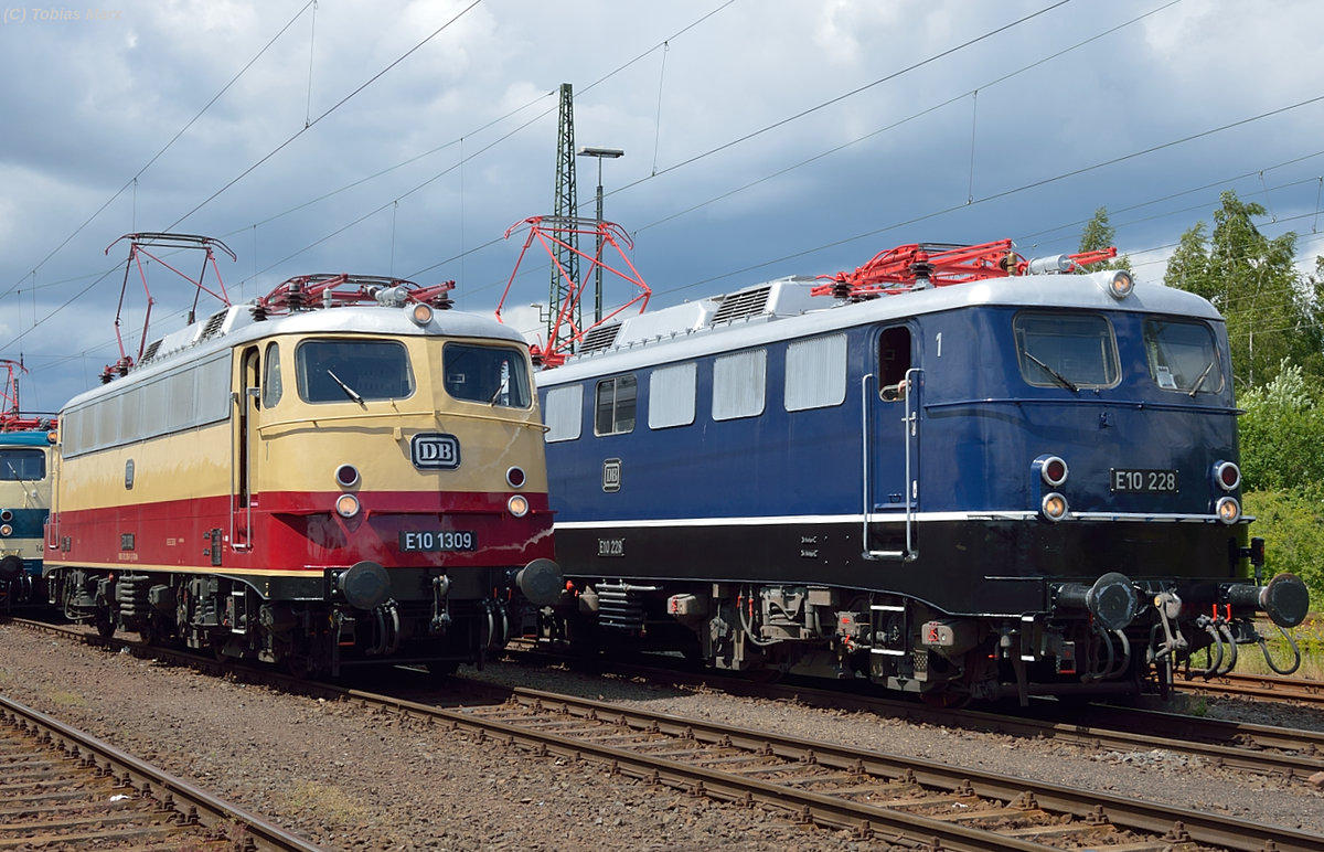 In der Lokaufstellung zur Lokparade beim Sommerfest in Koblenz am 18.06.2016 standen E10 1309 und E10 228 (IG Einheitslok) nebeneinander. Ich gehörte zur Lokbesatzung der 141 228 beim Sommerfest, daher konnte ich mit Warnweste dort fotografieren.