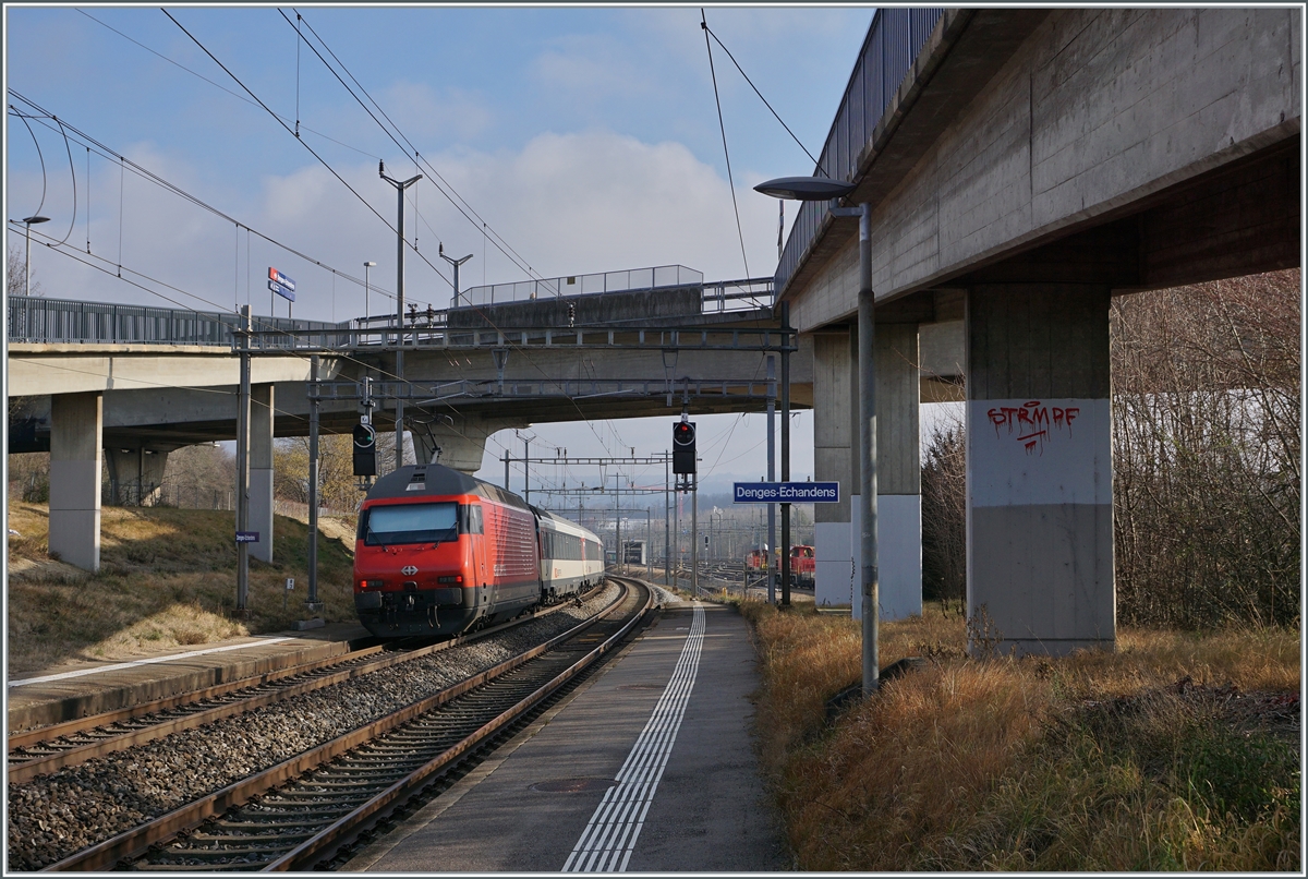 In Lonay-Preveranges schiebt eine SBB Re 460h ihren IR 90 auf dem Weg von Genève-Aéroport nach Brig in schneller Fahrt durch die Haltestelle in Richtung Lausanne. 

4. Feb. 2022
