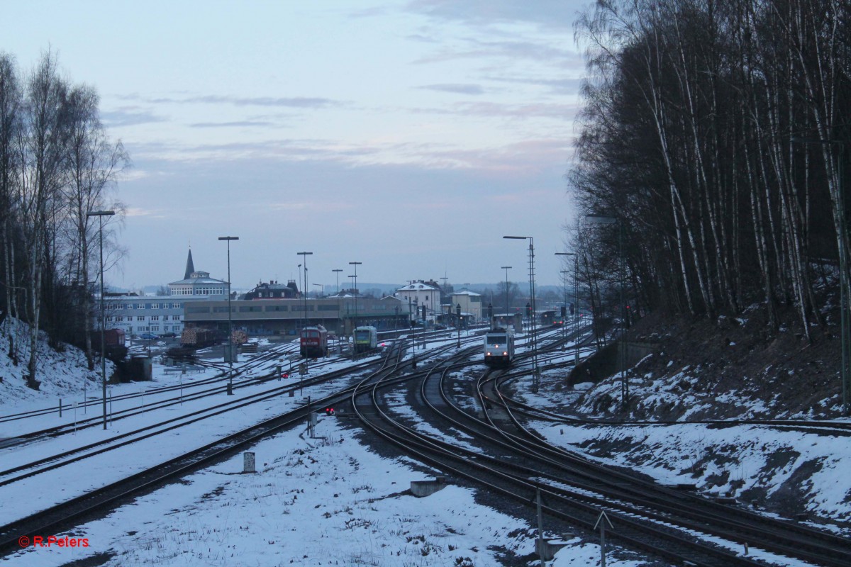 In Marktredwitz angekommen heisstes Kopfmachen, Abkoppeln, umfahren und ans Andere Ende des Zuges setzen um dann Richtung Hof weiter fahren zu können. 76 111 beim umsetzen. 21.02.15