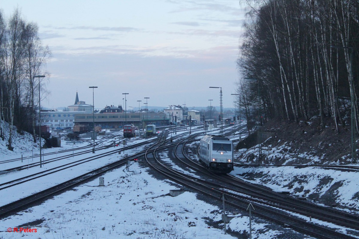 In Marktredwitz angekommen heisstes Kopfmachen, Abkoppeln, umfahren und ans Andere Ende des Zuges setzen um dann Richtung Hof weiter fahren zu können. 76 111 beim umsetzen. 21.02.15