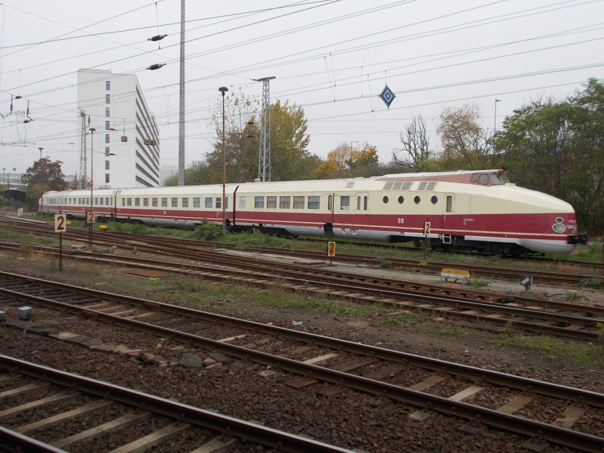 In meiner Kindheit hatte ich noch das Glück gehabt,den SVT 175 noch im Einsatz zu erleben.Jahre später bin ich immer noch Fan von diesem Zug.Am 25.Oktober 2014 fotografierte ich den in Berlin Lichtenberg abgestellten SVT 175 015/016.