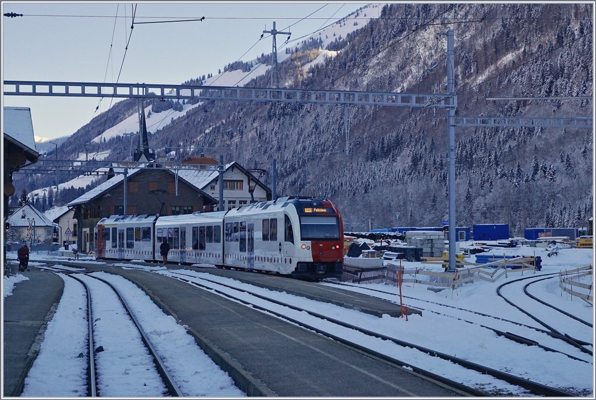 In Montbovon wartet ein TPF Surf bestehend aus Be 2/4 B und ABe 2/4 auf die Abfahrt nach Palézieux. Der Bahnhof Montbovon wird zur Zeit umfassen umgebaut, und dies erfordert im Frühling eine gut zwei monatige Sperre der TPF Richtung Bulle und der MOB Strecke Montreux - Zweisimmen.
13. Feb. 2018