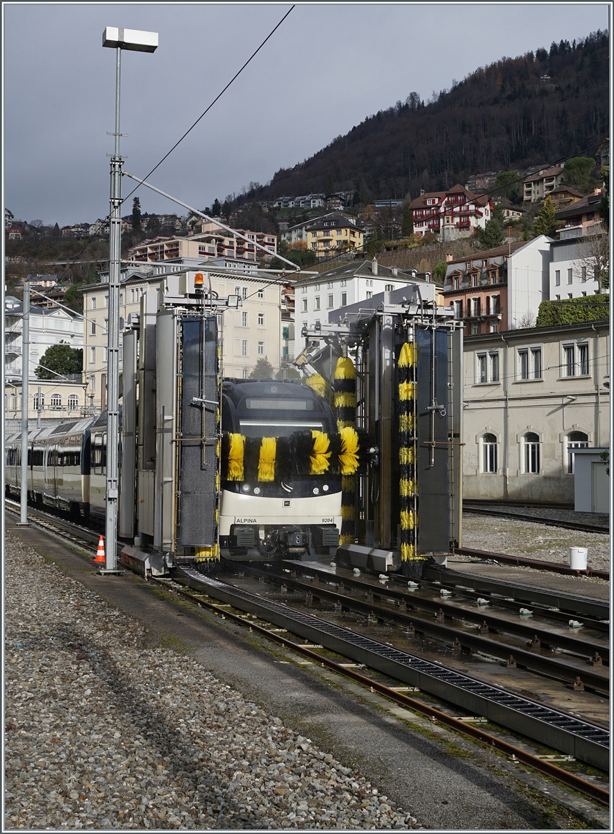 In Montreux wird der MOB Alpina Be 4/4 9204 gründlich geputzt.

7. Dez. 2024 
