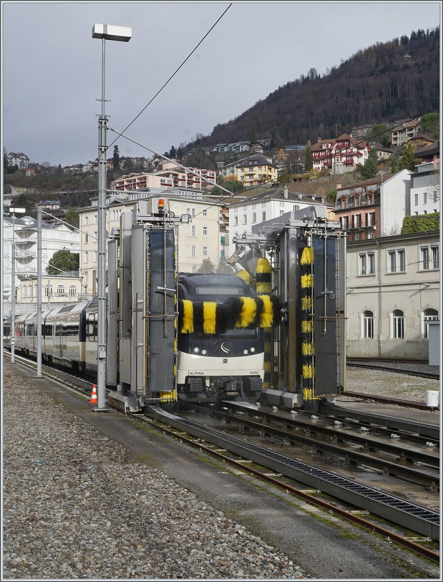 In Montreux wird der MOB Alpina Be 4/4 9204 gründlich geputzt und dies mitten im Winter.

7. Dez. 2024 