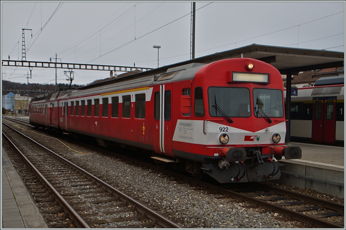 In Porrentruy wartet der CJ Regionalzug 26452 bestehend aus Bt 50 85 80 35 922-4 und RBDe 4/4 (94 85 7 566 22-6) auf die Abfahrt nach Bonfol.
17. Nov. 2014