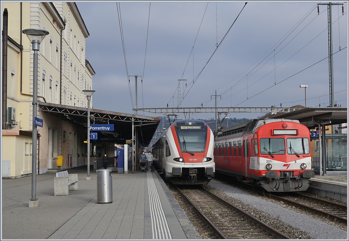 In Porrentury warten der SBB RABe 522 209 und der BLS/CJ RBDe 566 221 auf die Abfahrt nach Biel/Bienne, bzw. Bonfol.
15. Dez. 2018