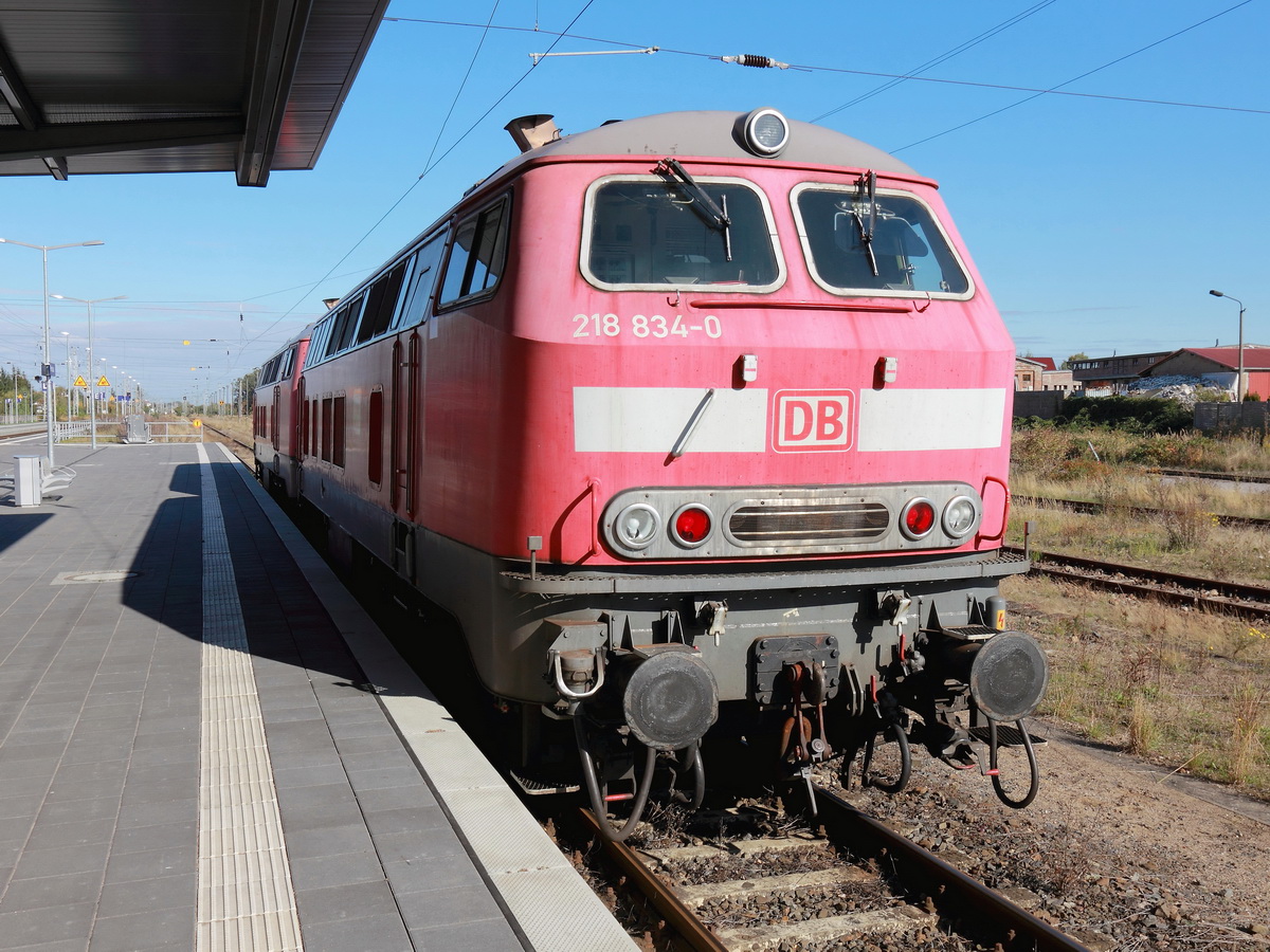 In Prenzlau waren 218 839-8 mit 218 834-0 im Bahnhof zu sehen. Grund war vermutlich eine Oberleitungsst�rung zwischen Prenzlau und Pasewalk auf der  Strecke Berlin - Stalsund am 11. Oktober 2015.