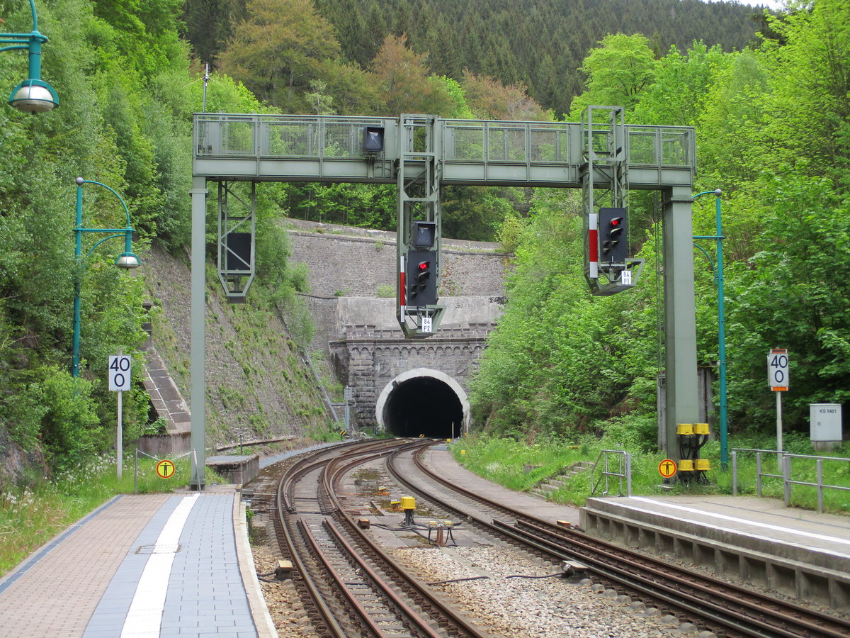 In Richtungen Norden und Süden stehen in Oberhof Signalbrücken.Diese Signalbrücke steht vor dem Brandleitetunnel.Aufgenommen am 27.Mai 2020.