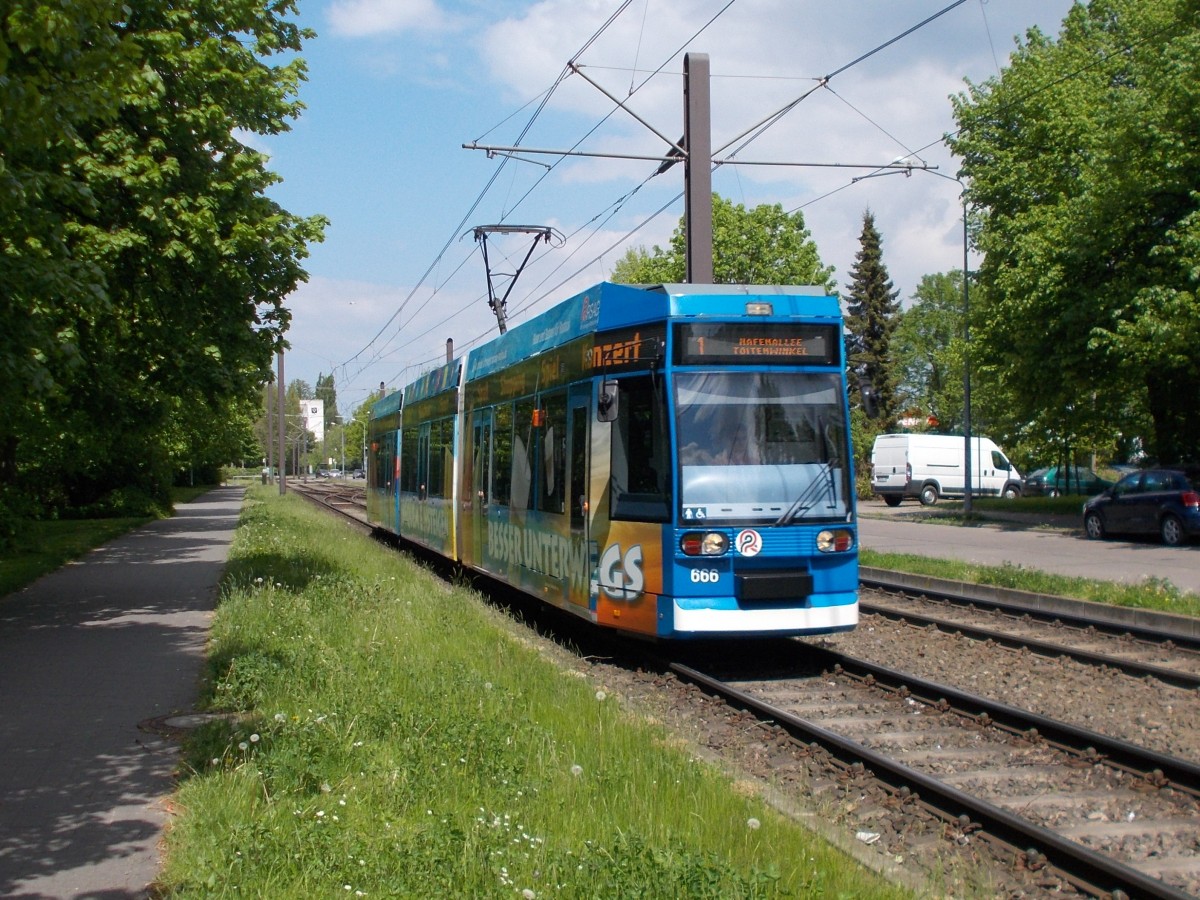 In der Rostocker Turkuer Straße war,am 20.Mai 2015,der Tw 666 unterwegs.