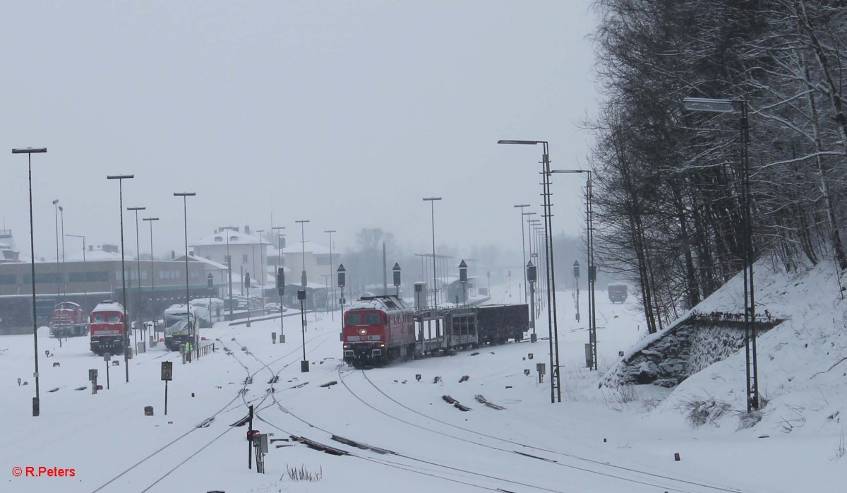 In der Rubrik   Längster Zug  reiht sich dieser 67iger ein der von 233 662-6 mit Pufferringe aus dem verschneiten Marktredwitz gen Cheb raus beschleunigt wird. Gerade mal ein Autotransportwagen und 2 Eas war die Last am Haken.31.01.15