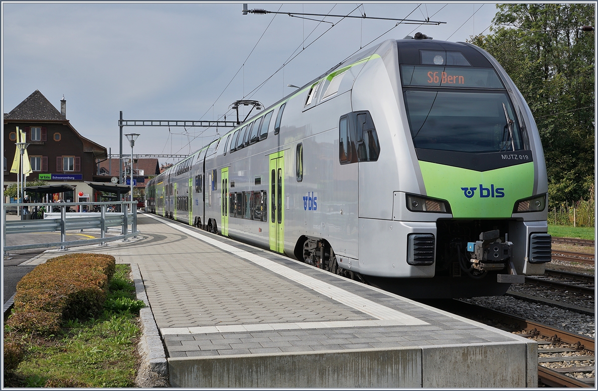 In Schwarzenburg mit seinem schmucken Stationsgebäude wartete der BLS MUTZ RABe 515 019 als S6 nach Bern auf die Abfahrt. Fotografenstandort auf einem Platz neben dem Bahnhof. 

1. Oktober 2020 