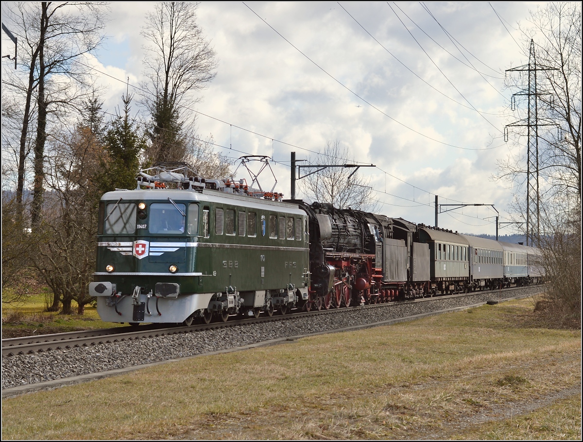 In der Schweiz ist 01 1066 die Fahrt nur mit Blindenhund gestattet. Die ehrenvolle Aufgabe hat Ae 6/6 11407 Aargau. Otelfingen, M�rz 2015.