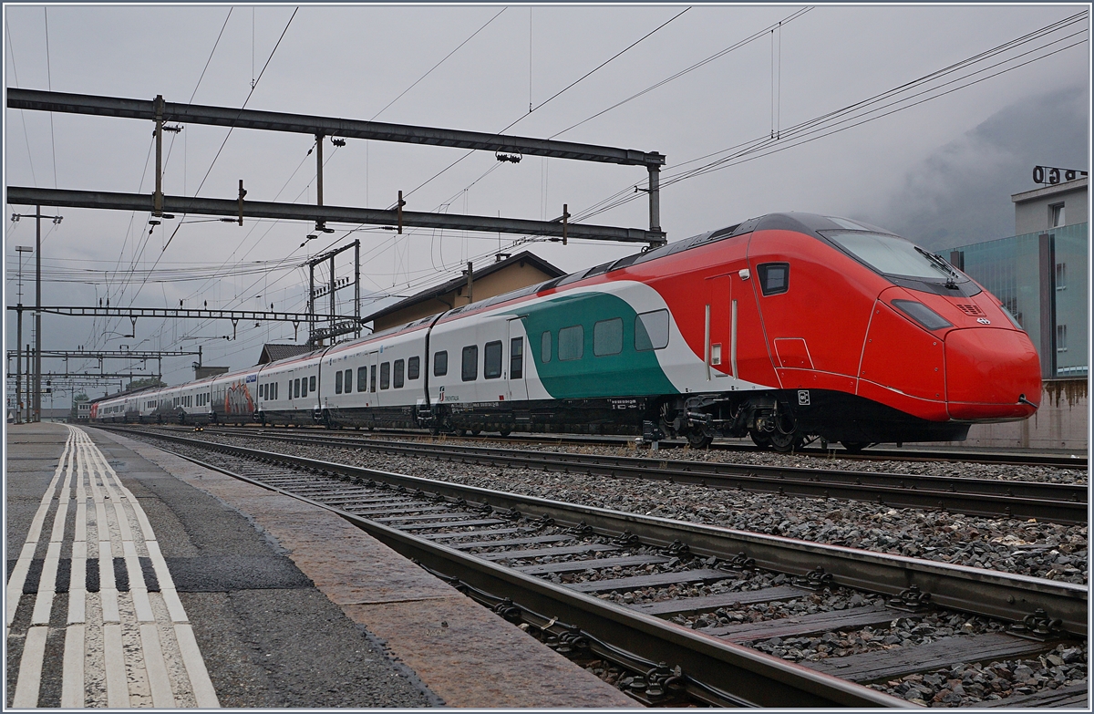 In seiner feinen und speziellen Lackierung wartet der RABe 501 004-2  Giruno  in Rivierea Bironico auf Testfahrten in Italien.

1. Okt. 2018