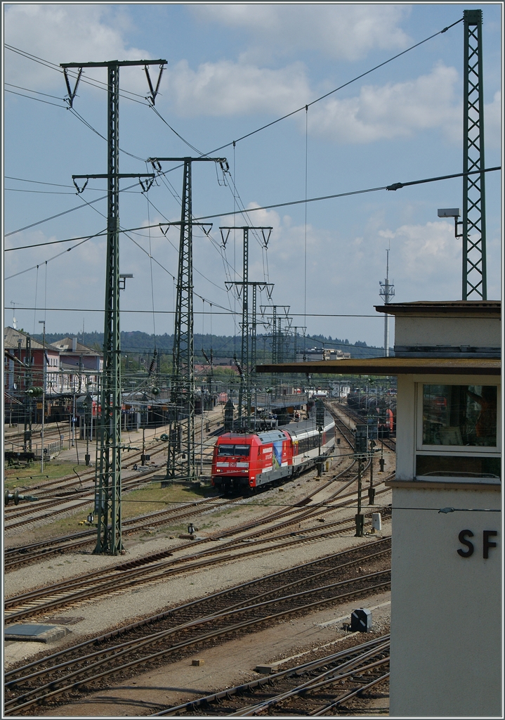 In Singen hat eine DB 101 von der SBB Re 4/4 II den IC nach Stuttgart übernommen.
2. Aug. 2015