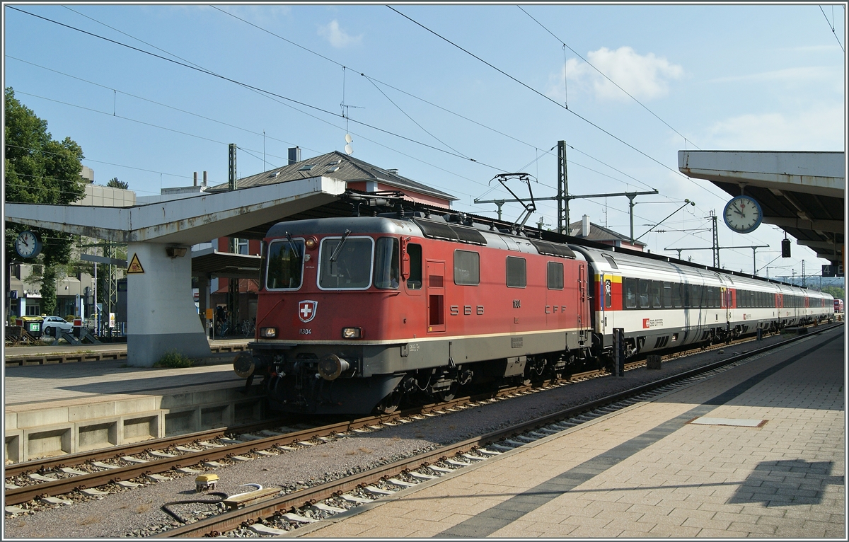 In Singen hat die Re 4/4 II 11304 einen IC von Stuttgart nach Zürich übernommen.
2. Aug. 2015