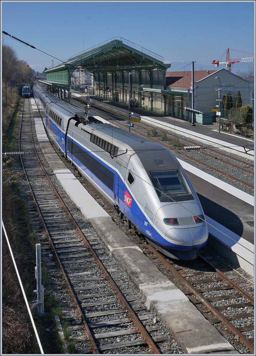 In der Sommer- und wie hier zu sehen in der Wintersaison verkehren ab Paris direkte TGV Züge bis nach Evian. Im Bild: der zur Rückfahrt nach Paris bereitstehende TGV in Evian-les-Bains. 

23. März 2019