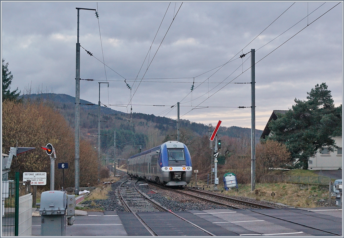 In der sp�ten Morgend�mmerung verl�sst der SNCF Z 27756 als TER 884656 von St-Gervais-les-Bains-le-Fayet (ab 6:49) nach Bellegarde Ain (an 8:45) den Bahnhof von St-Pierre-en-Faucigny und passiert dabei das freie Strecke zeigende Ausfahrsignal Richtung La Roche sur Foron.

21. Februar 2020
