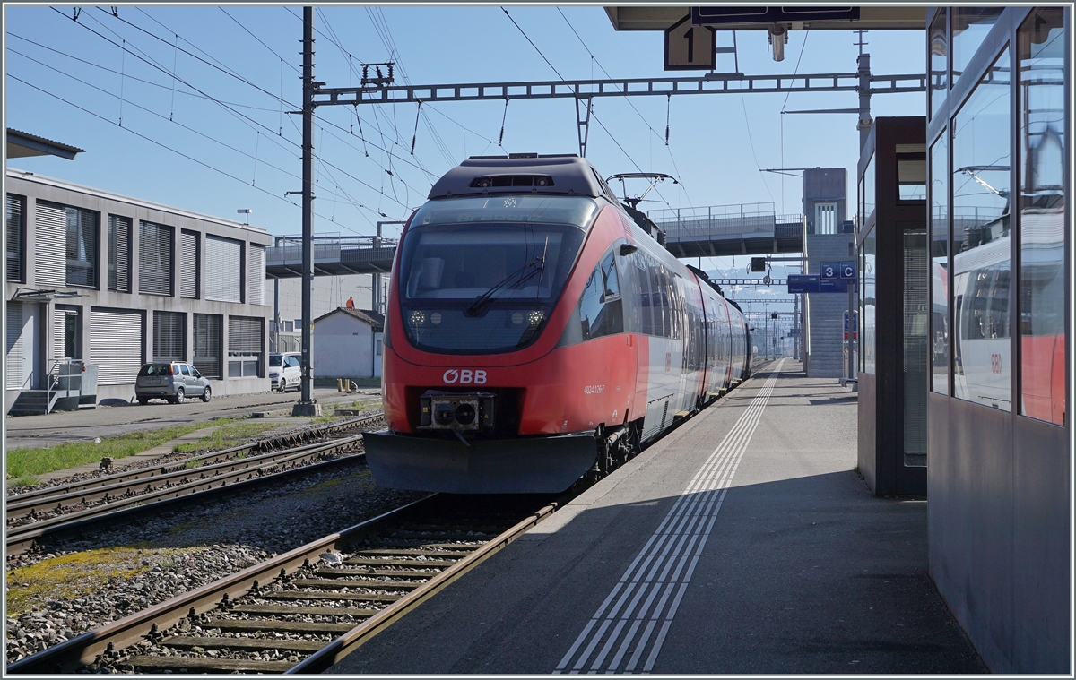 In St.Margreten wartet der ÖBB ET 4024 126-7 auf die Rückfahrt nach Bregenz. 

24. März 2021
