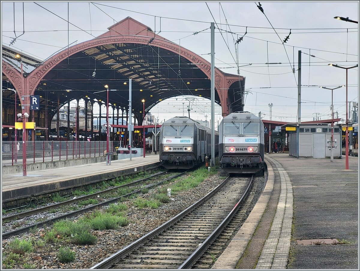 In Strasbourg warten die SNCF  GRAND EST  BB 26161 mit ihrem TER nach Paris Est und  SNCF  GRAND EST  BB 26167 mit ihrem TER 200 nach Basel SNCF auf die baldige Abfahrt.

12. März 2024