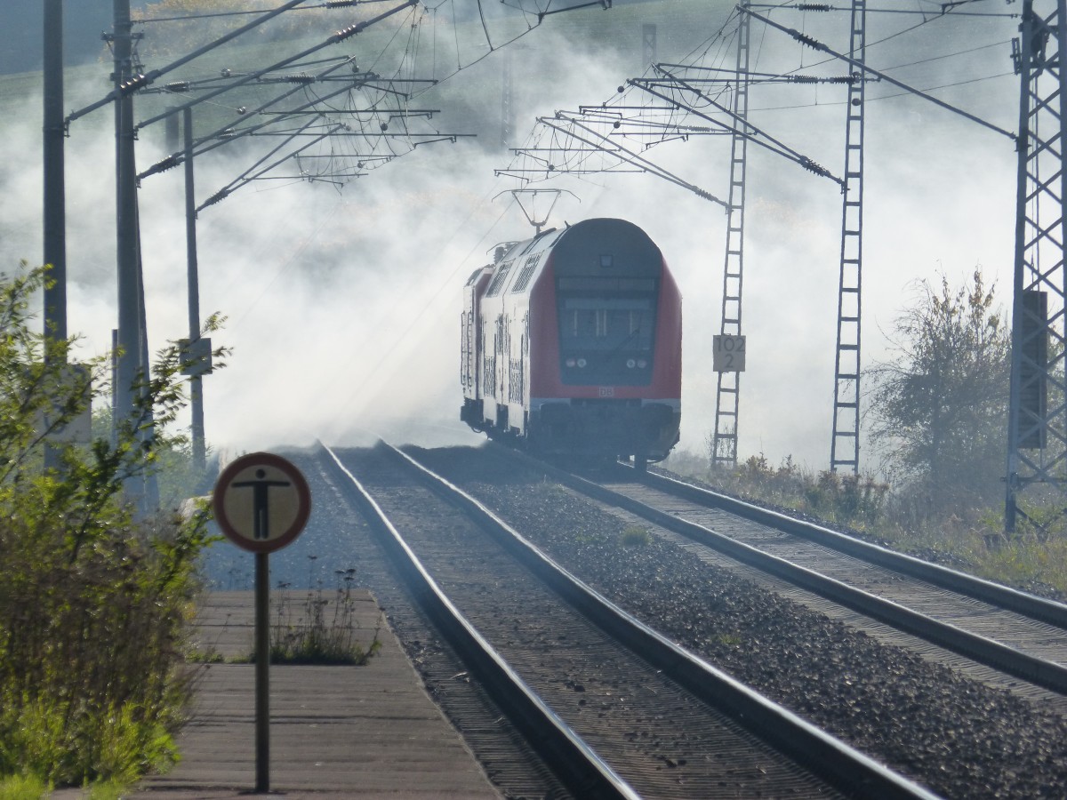 In Th�ringer G�rten sind wieder Brenntage. Dass d�rfte auch diesem Lokf�hrer in seiner 143er am 19.10.2013 in der N�he von Nordhausen nicht entgangen sein
