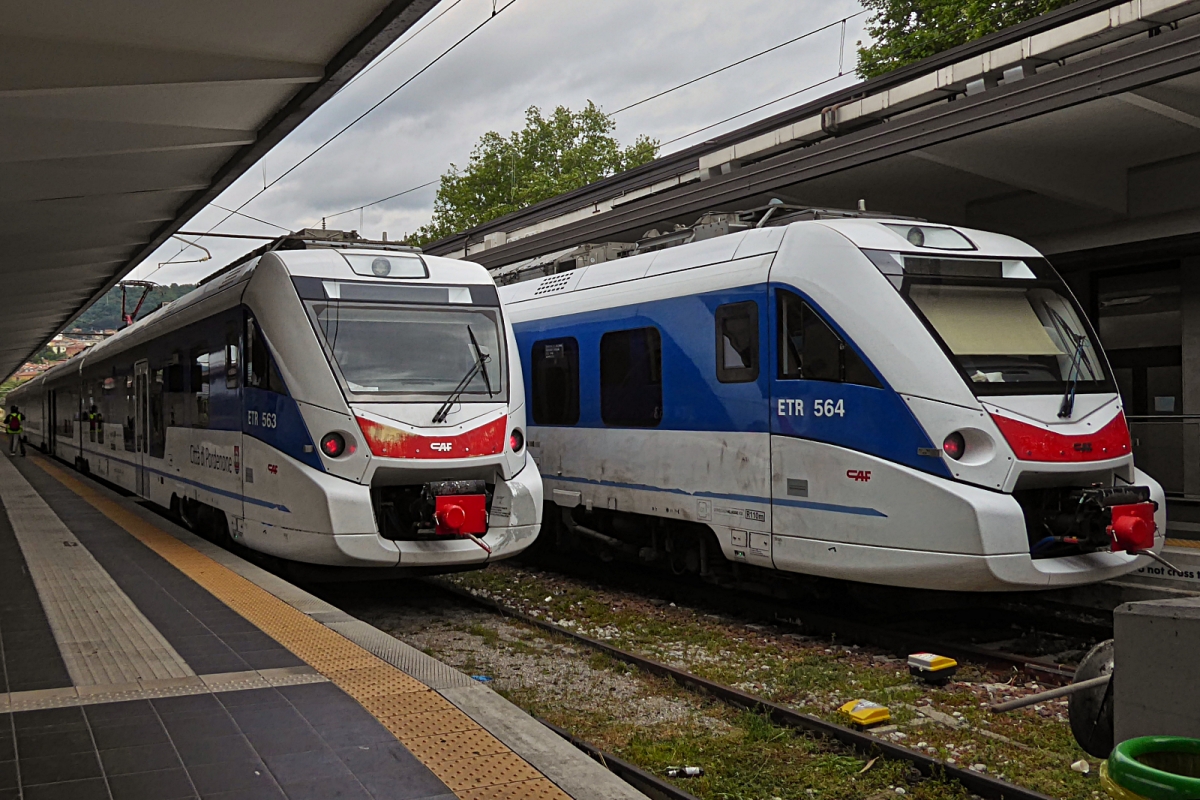 In Trieste stehen diese beiden Triebzüge ETR 563 & 564, zur abfahrt bereit am Bahnsteig. 05.05.2025 Vom ETR 563 wurden 8 Einheiten mit 5 Wagen für Italien gebaut welche 2015 in Betrieb genommen wurden
Später folgten noch 4 Einheiten des ETR 564 mit Zweisystemausstattung für den Grenzüberschreitenden Einsatz nach Österreich und Slowenien.
