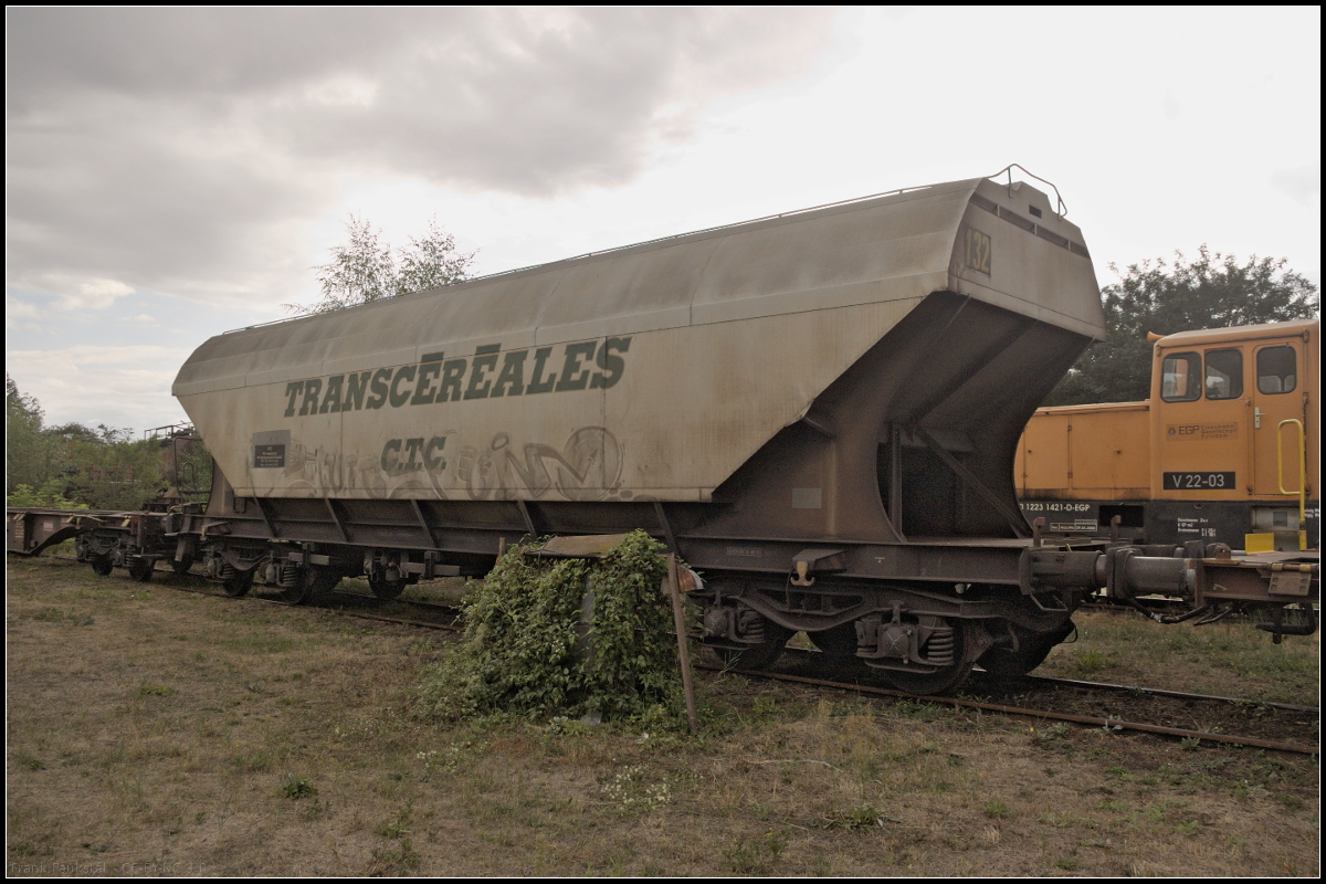 In der typischen eckigen Bauform zeigt sich der vierachsige Drehgestellwagen Transcereales 132 der Gattung Uagps des Einstellers CTC aus Frankreich. Wie der Name schon sagt dient der Wagen zum Transport von Getreide oder Cerealien. Entdeckt wurde der Wagen mit zwei weiteren Uagps-Wagen am 25.08.2018 in Wittenberge (33 RIV 87 F-CTC 9332 888-5 Uagps).