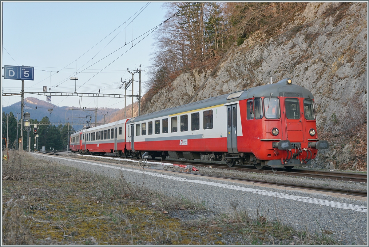 In Vallorbe wird der sogenannte  Schülerzug  bestehend aus ABt 375 (ABt 50 85 80 33 325-7), B 536 (B 50 85 2035 536-5 CH-TVYS) und der TRAVYS RBDe 567 174 (94 85 7567 174-8)  Fleurier  für die Fahrt nach Le Brassus vorbereitet. 
(die verwendet UIC Bezeichnungen entsprechen mit den Abständen und den (Un)-Vollständigkeiten den Anschriften an den Fahrzeugen. 

24. März 2022