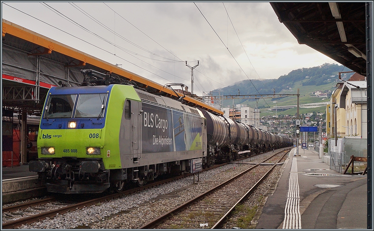 In Vevey gab es am Abend des 10. Juni wieder einmal eine BLS Lok zu sehen, so dass ich trotz des nicht gerade fotogenen Hintergrundes gerne abdrücke, um die BLS Re 485 008 mit einem Kesselwagen Blockzug bildlich festzuhalten. 

10. Juni 2020