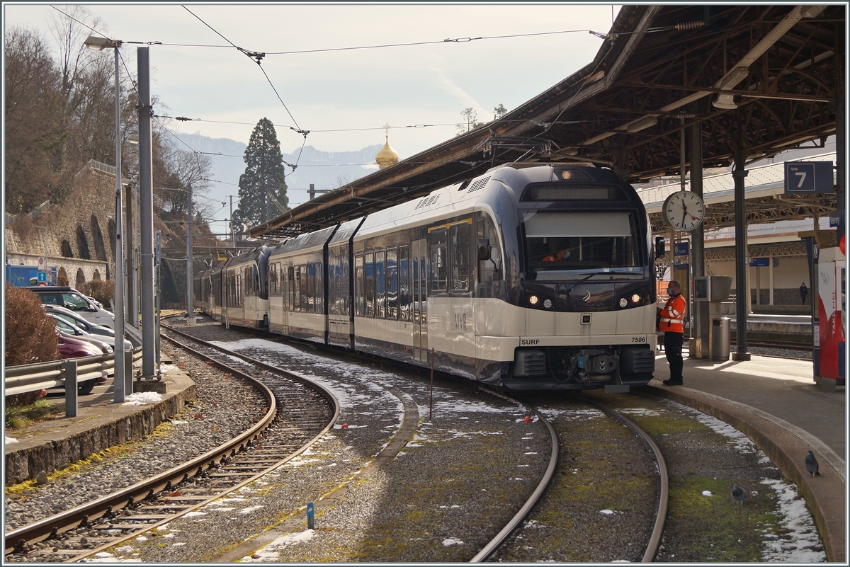 In Vevey wartet der CEV MVR ABeh 2/6 7506 und ein weiterer auf die Rückfahrt nach Blonay. im Hintergrund ist ein dritter ABeh 2/6 zu erkennen. 

15. Feb. 2021