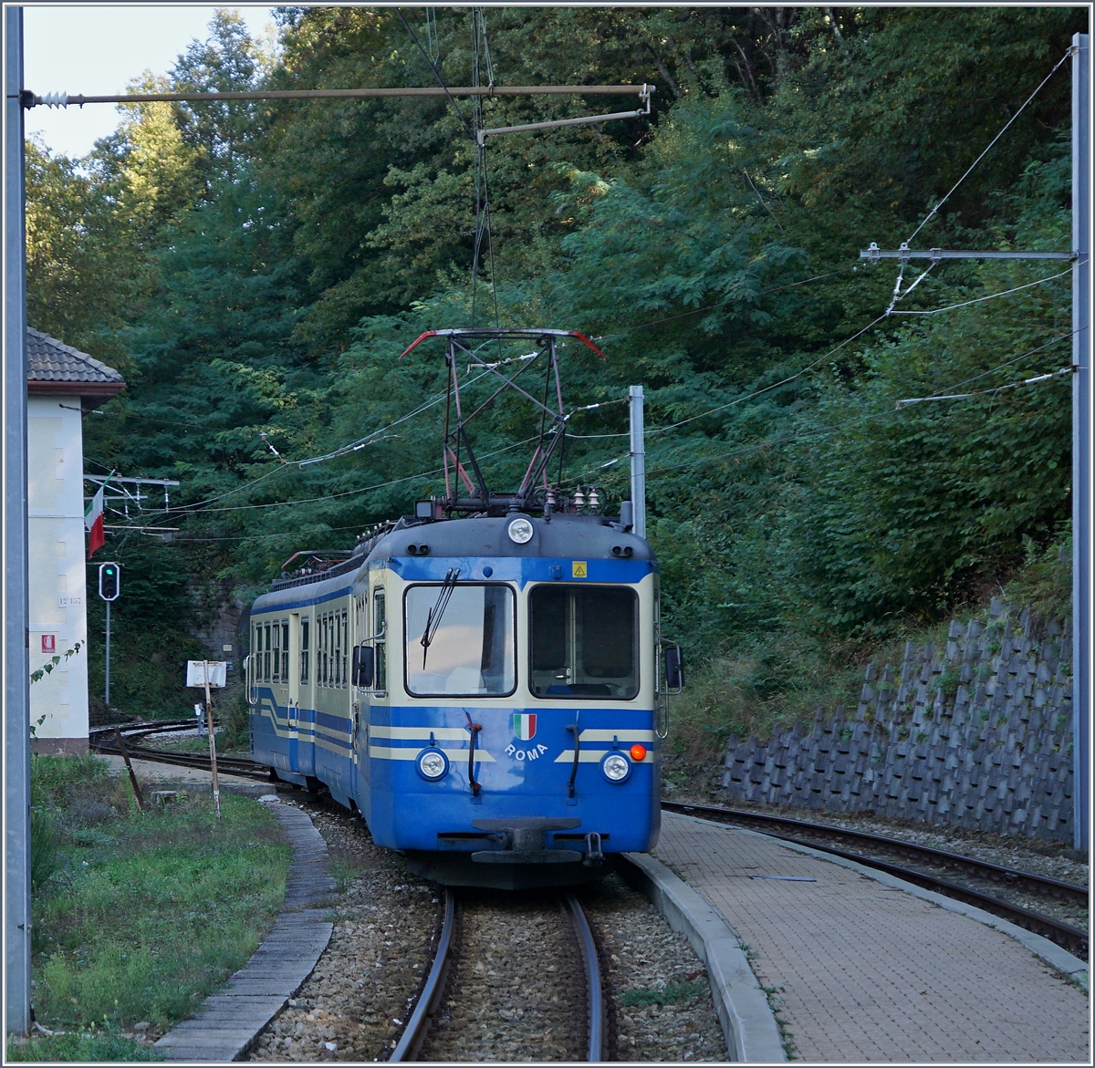 In der ziemlich abgelegen Station Marone kreuzen wir den Ferrovia Vigezzina SSIF ABe 8/8 21 Roma, welcher als Regionalzug 763 nach Folsogno-Dissimo unterwegs ist.
7. Okt. 2016