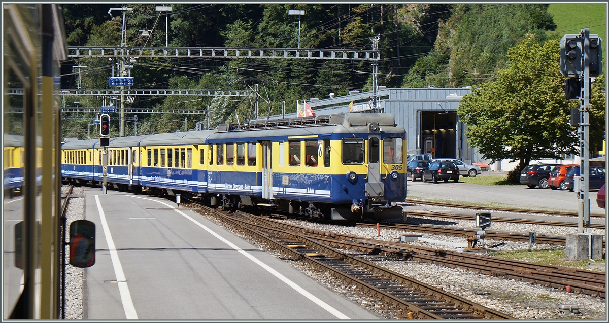 In Zweilütschienen vereinigen sich nicht nur die  Schwarze - und die  Weisse-Lütschiene  sondern auch die aus den betreffenden Tälern kommendne Bahnstrecken. Während unser Zug von Lauterbrunnen kommend noch warten muss, erreicht die von Grindelwald kommende Komposition den Bahnhof Zweilütschinen. 
28. August 2014